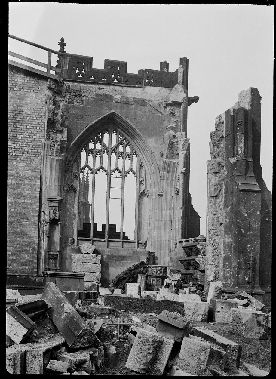 Bomb damage to Manchester Cathedral, Greater Manchester, c1940s.    1182192   no       norwegian Successfully Translated  Original: Giant Magnolias on a Blue Velvet Cloth, c. 1890. Translat: Giant Magnolias on a Blue Velvet Cloth, c. 1890. 1141043 no norwe av George Bernard Mason