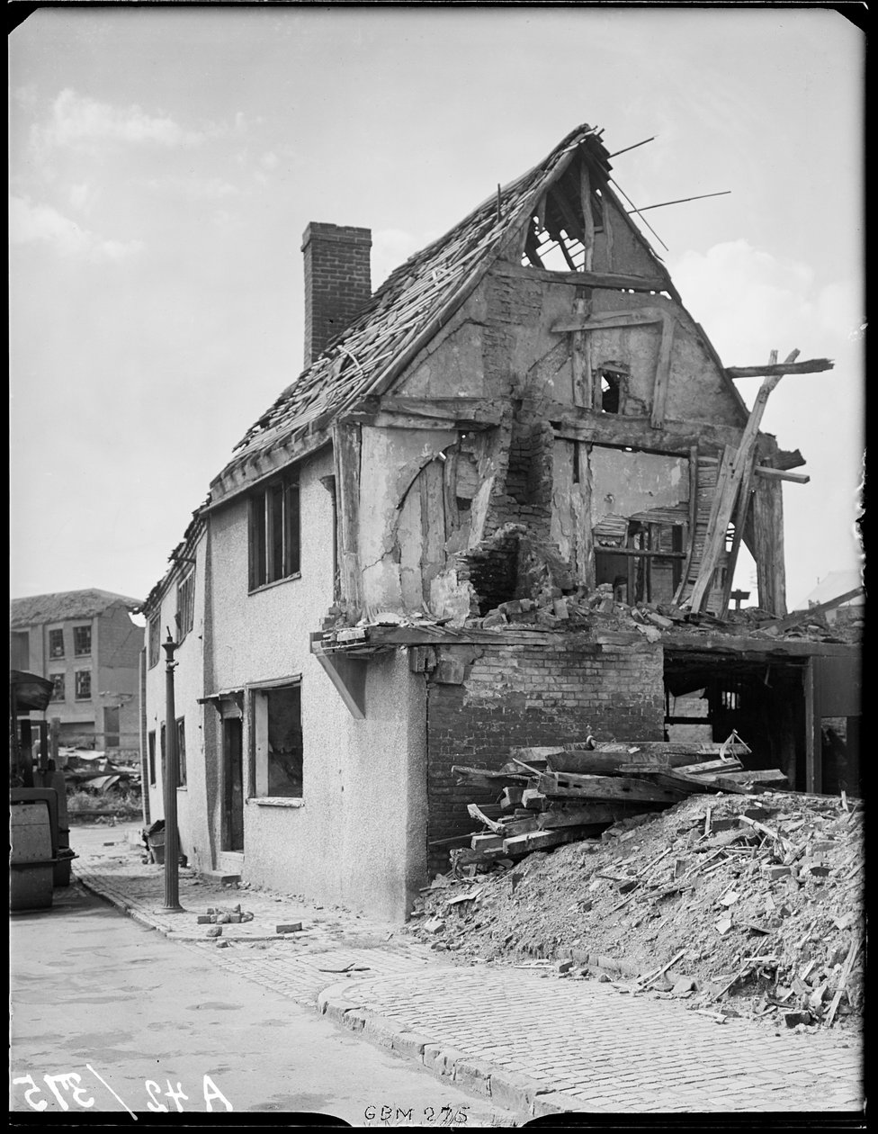Cook Street, Coventry, 1941. av George Bernard Mason