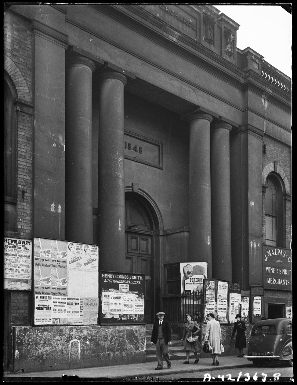 Corn Exchange, Angel Street, Worcester, Worcestershire, 1942. av George Bernard Mason