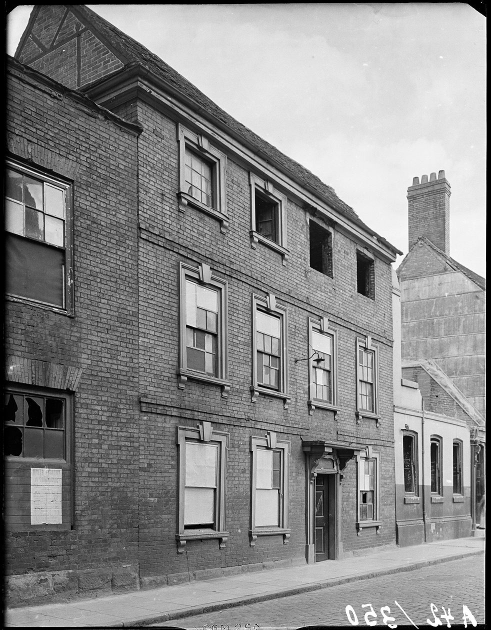Little Park Street, Coventry, 1941. av George Bernard Mason
