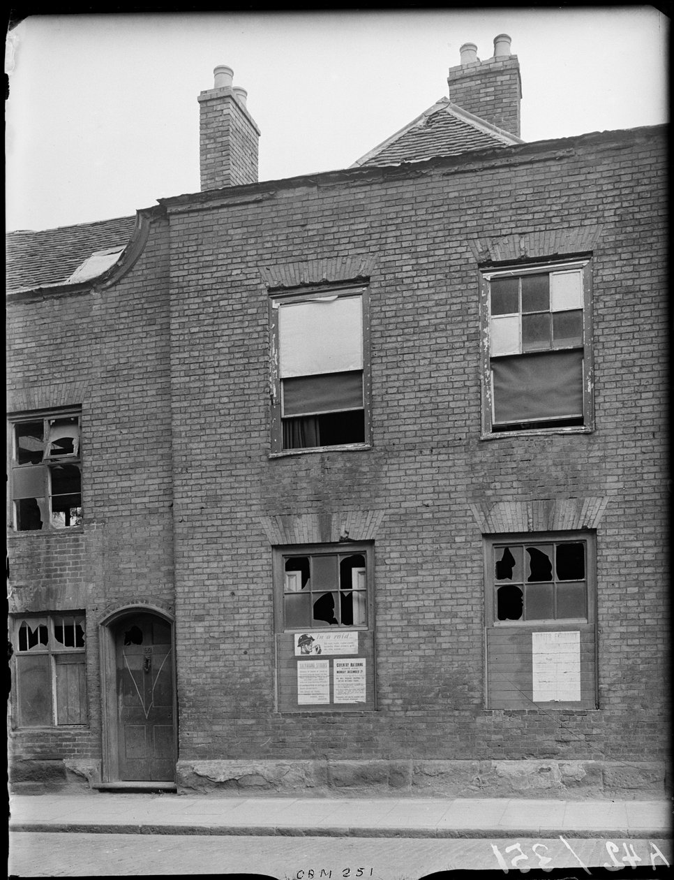 Little Park Street, Coventry, 1941. av George Bernard Mason