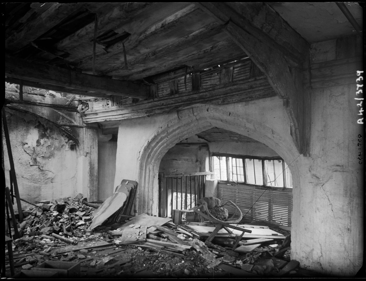 The Great Hall, 127 Oak Street, Norwich, Norfolk, 1942. av George Bernard Mason