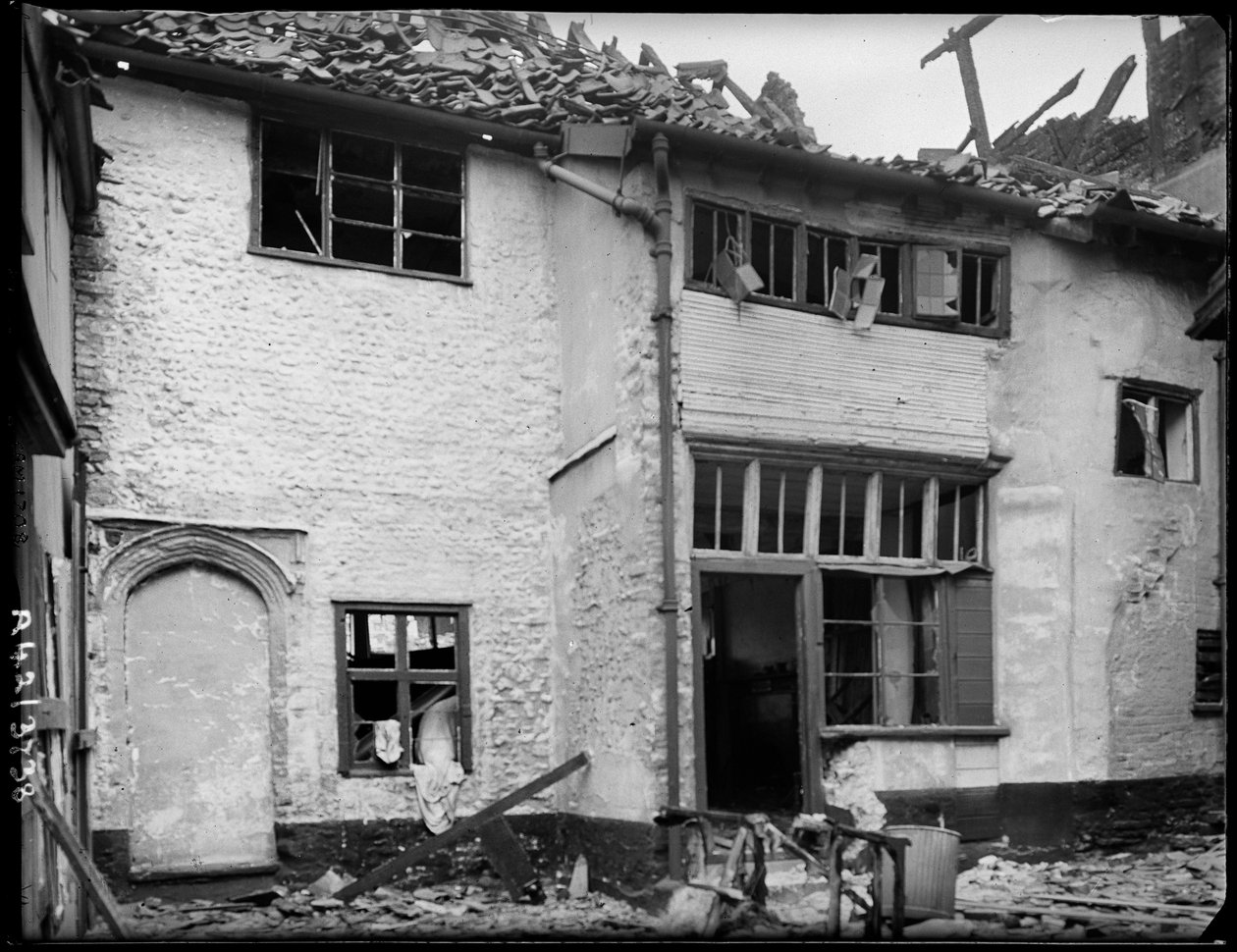 The Great Hall, 127 Oak Street, Norwich, Norfolk, 1942. av George Bernard Mason