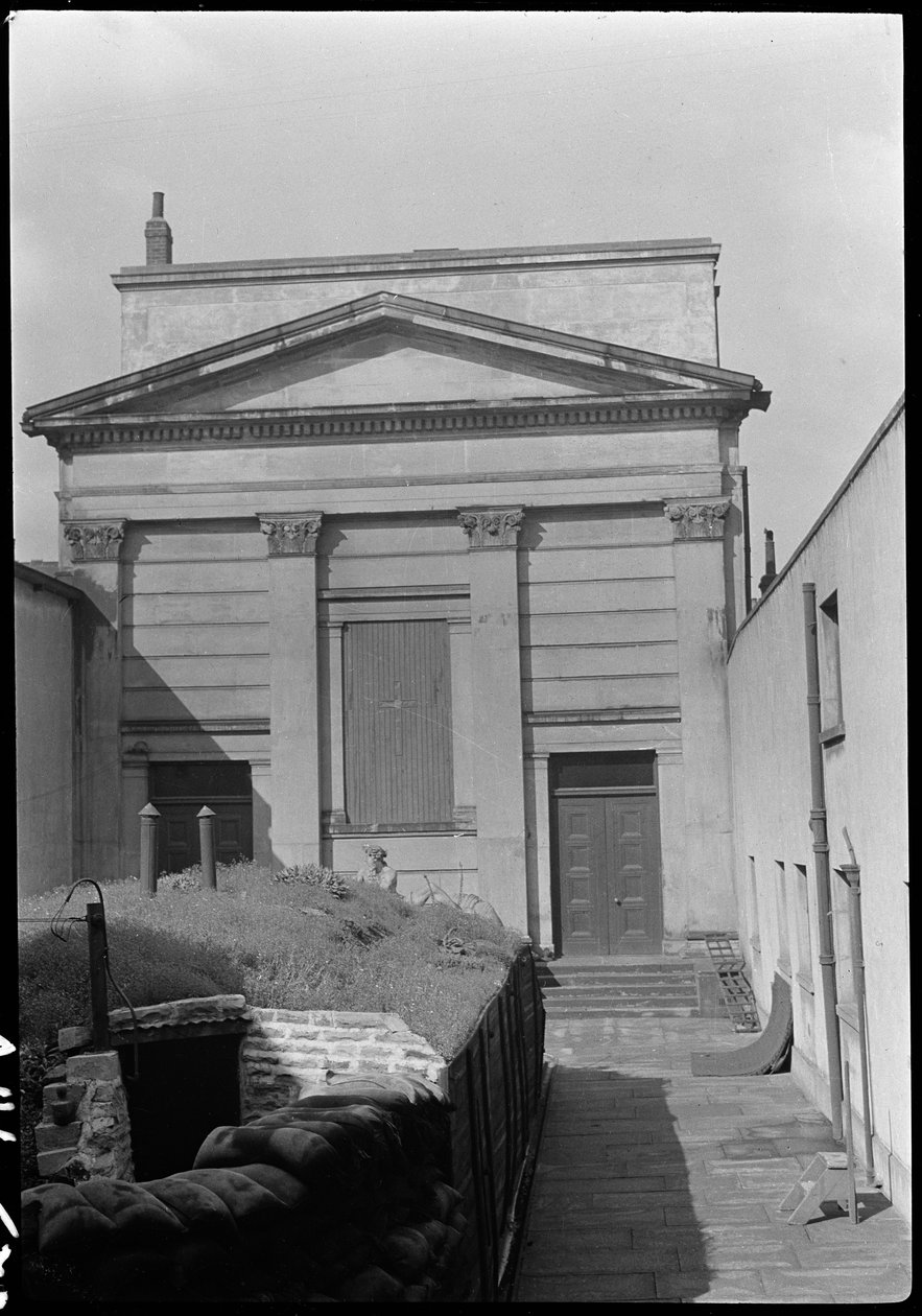 Kapell ved Hull Trinity House og statue utenfor østfronten, Kingston upon Hull, 1941. av George Bernard Wood