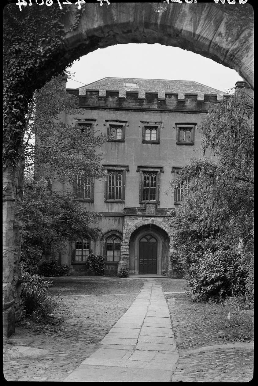 Vegg med buegang foran nr. 9, The College, County Durham, 1942. av George Bernard Wood