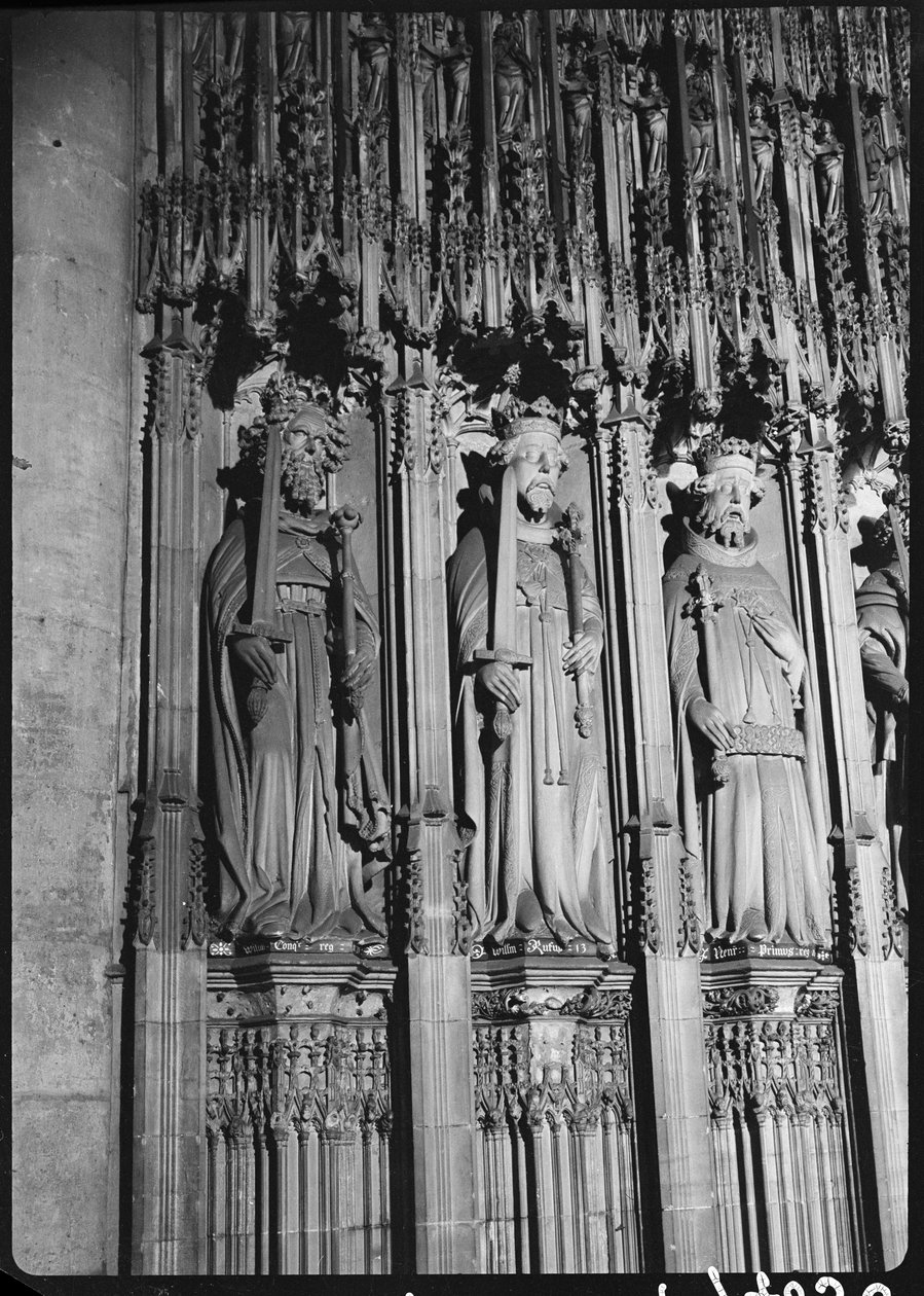 York Minster, Minster Yard, York, 1942. av George Bernard Wood