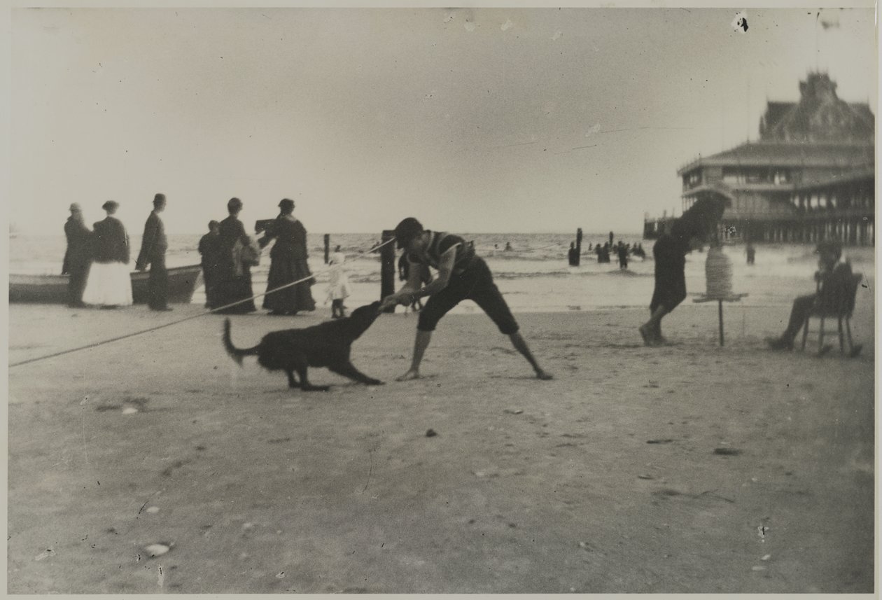 Boy and Dog, Iron Pier, Coney Island, Brooklyn, ca. 1885 (trykt gelatinsølvtrykk) av George Bradford Brainerd