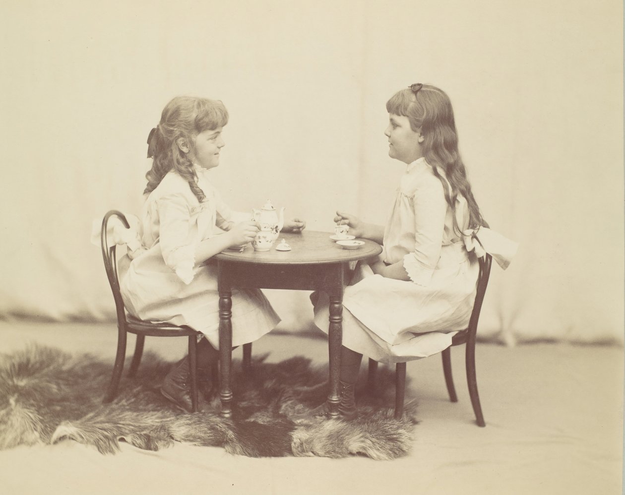 Frances og Ethel de Forest, døtre til Robert de Forest, ca. 1890. av George Collins Cox