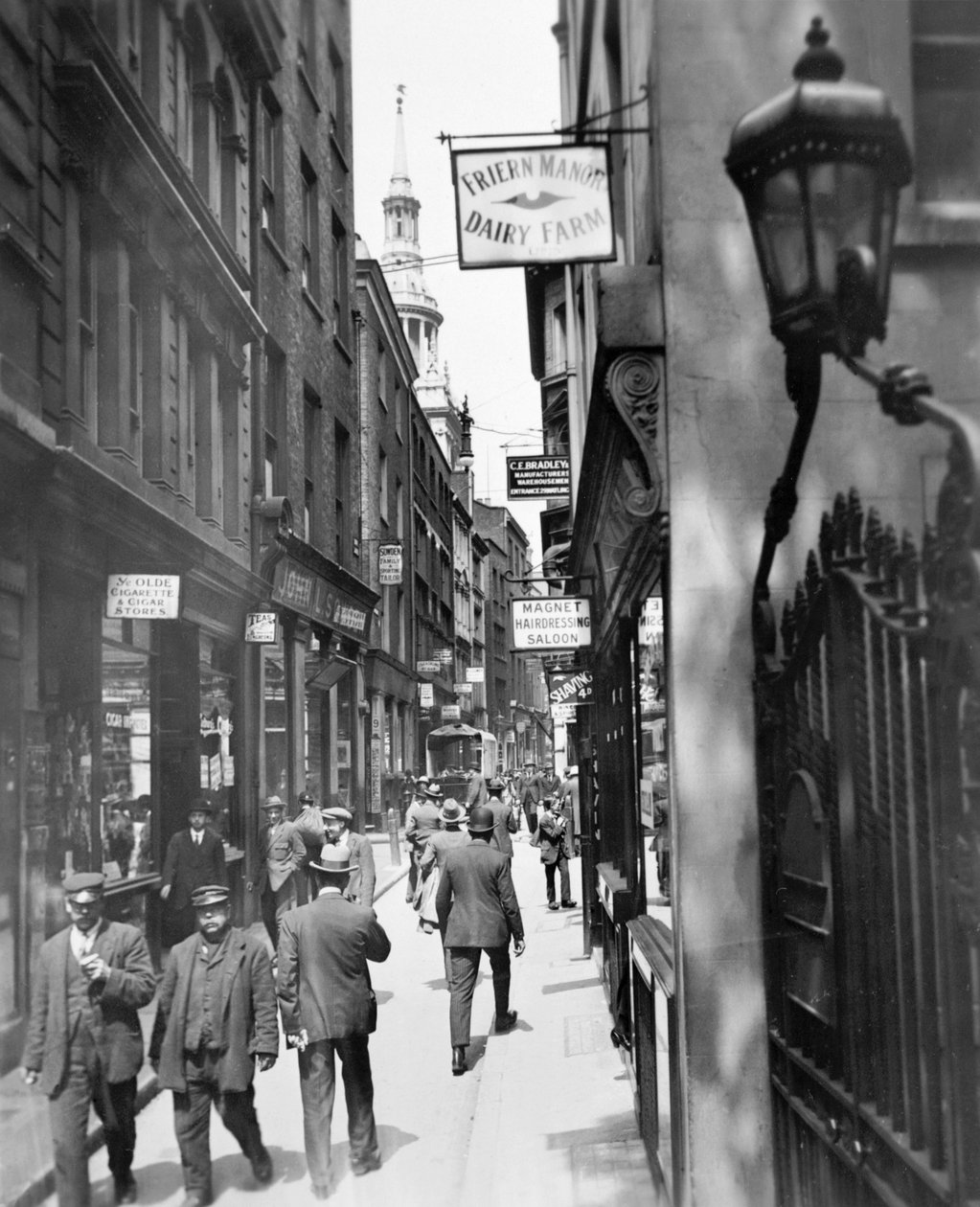 Bow Lane looking north, City of London, c1920s   1176399   no       norwegian Successfully Translated  Original: Pan and Syrinx Translat: Pan and Syrinx 1208857 no norwegian Successfully Translated Original: Si mortiferum quid biberint ... (Saint John the  av George Davison Reid