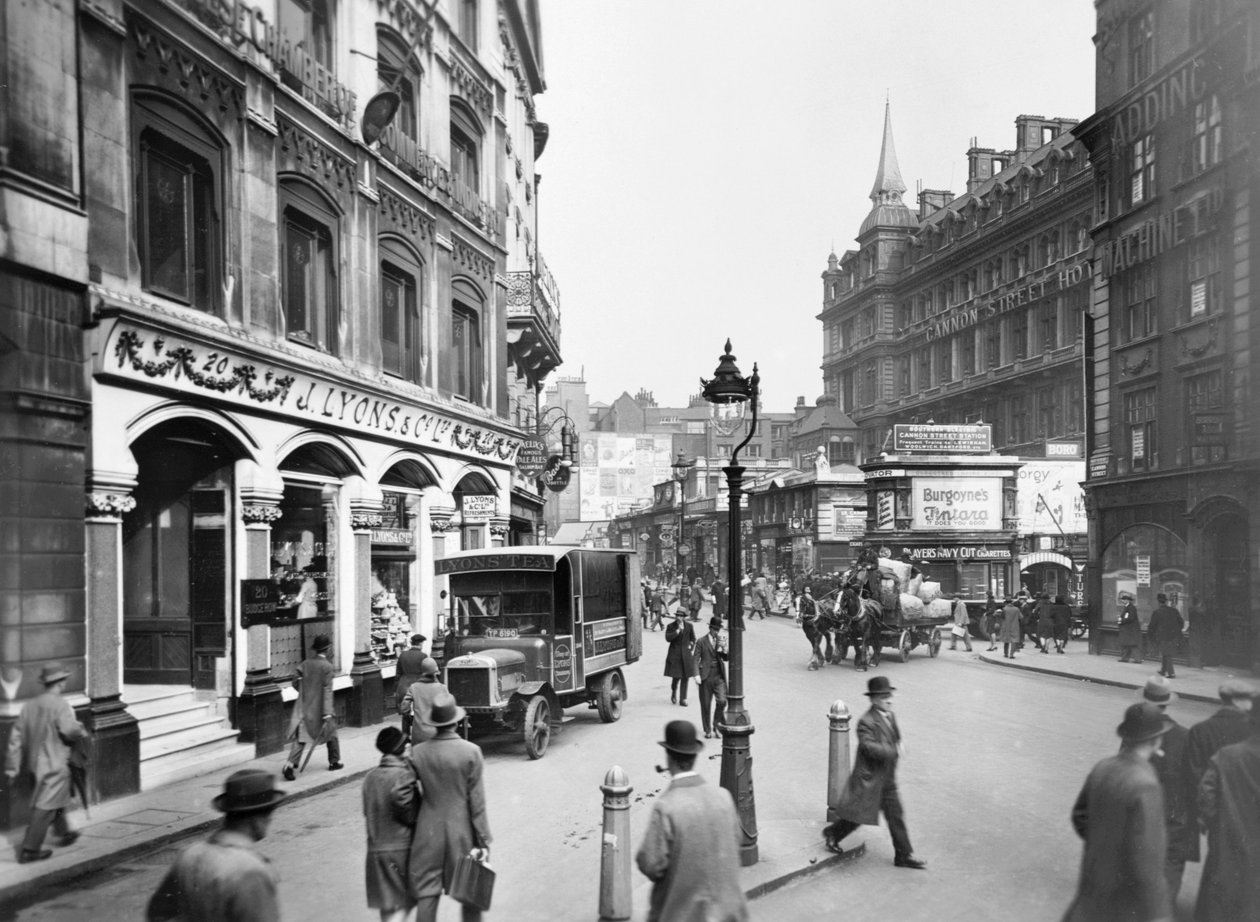 Cannon Street med Lyons butikk, hotell og stasjon, London, c1920-c1930. av George Davison Reid
