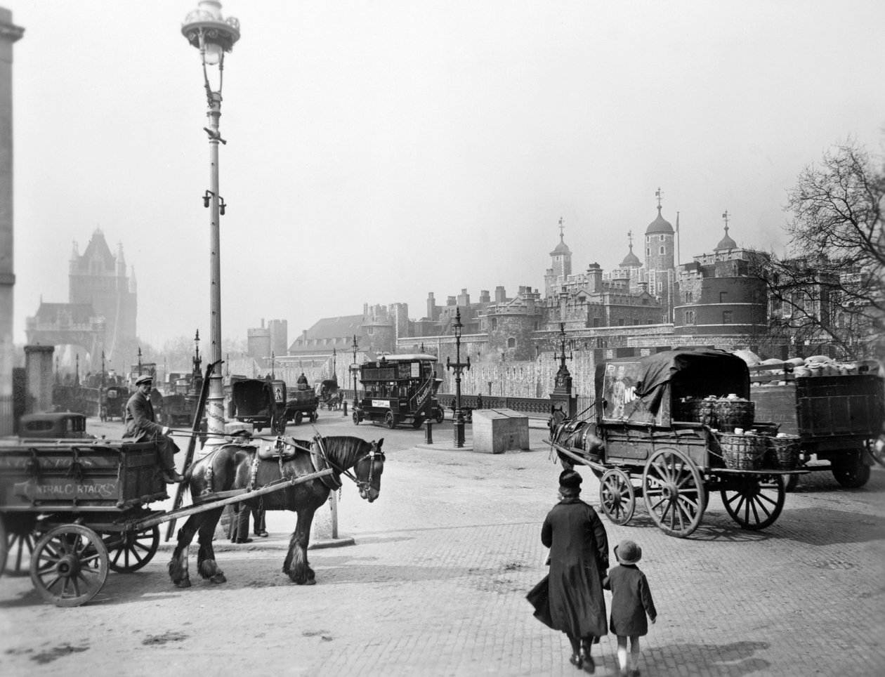 Vogner utenfor Tower of London, c1930 av George Davison Reid