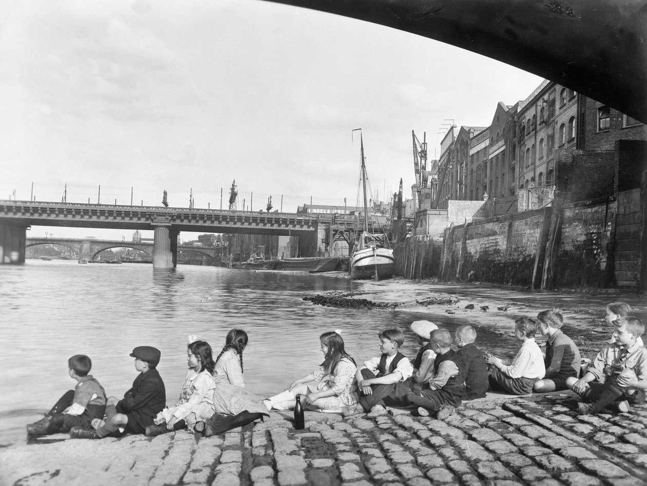 Barn på den brosteinsbelagte motorveien under Southwark Bridge, London, c1930 av George Davison Reid