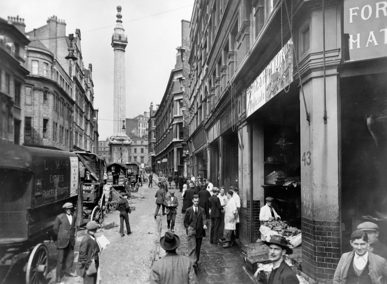 Monument Street and Monument, City of London, før 1933 av George Davison Reid