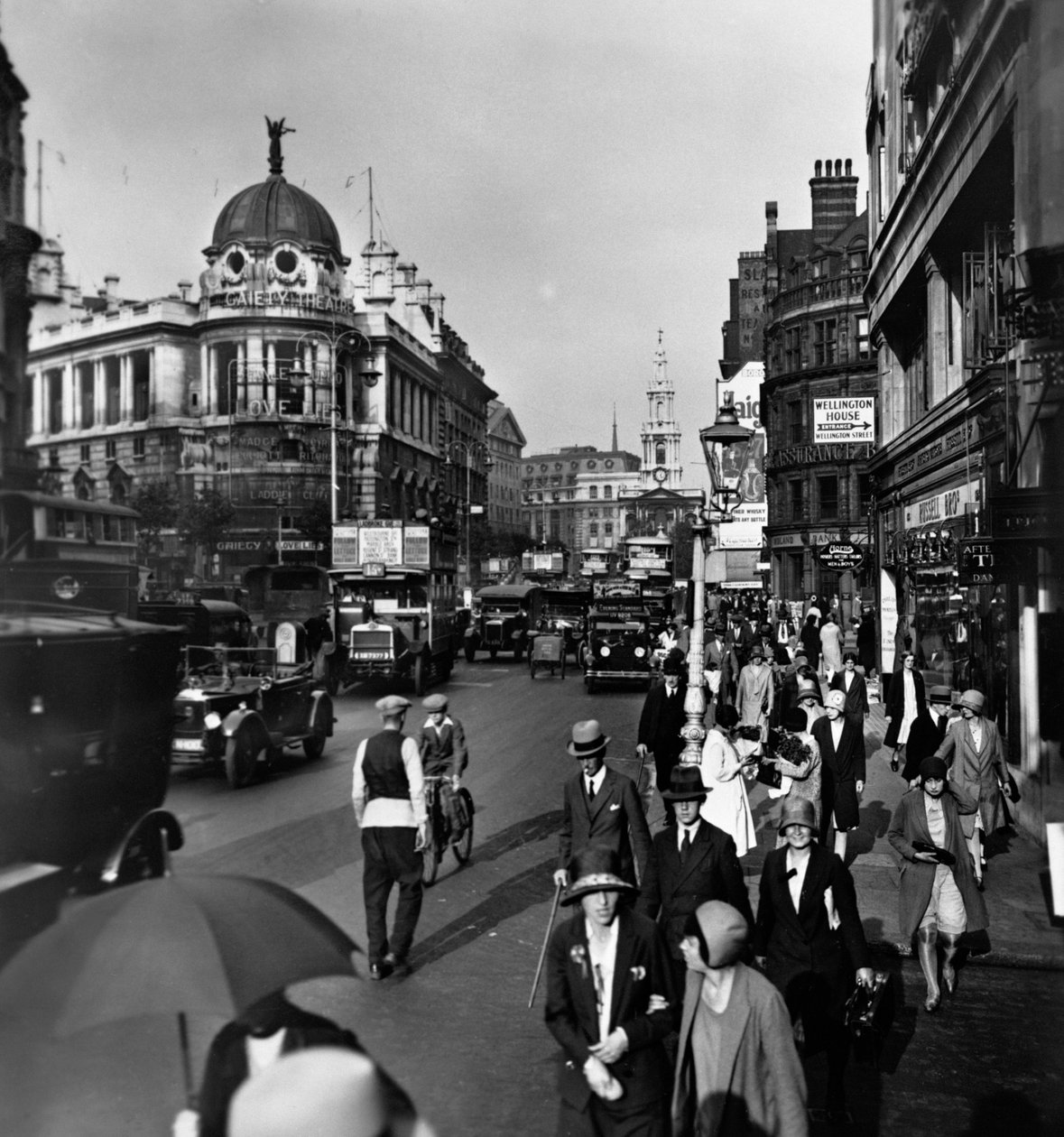 The Strand med Gaiety Theatre til venstre og St Clement Danes, Westminster, London, c1920-tallet av George Davison Reid