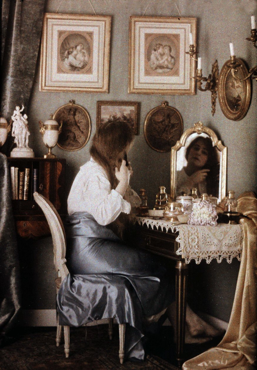 Kvinne med toalettet sitt - autokrom av G. Henry, v. 1910 av George F. Henry