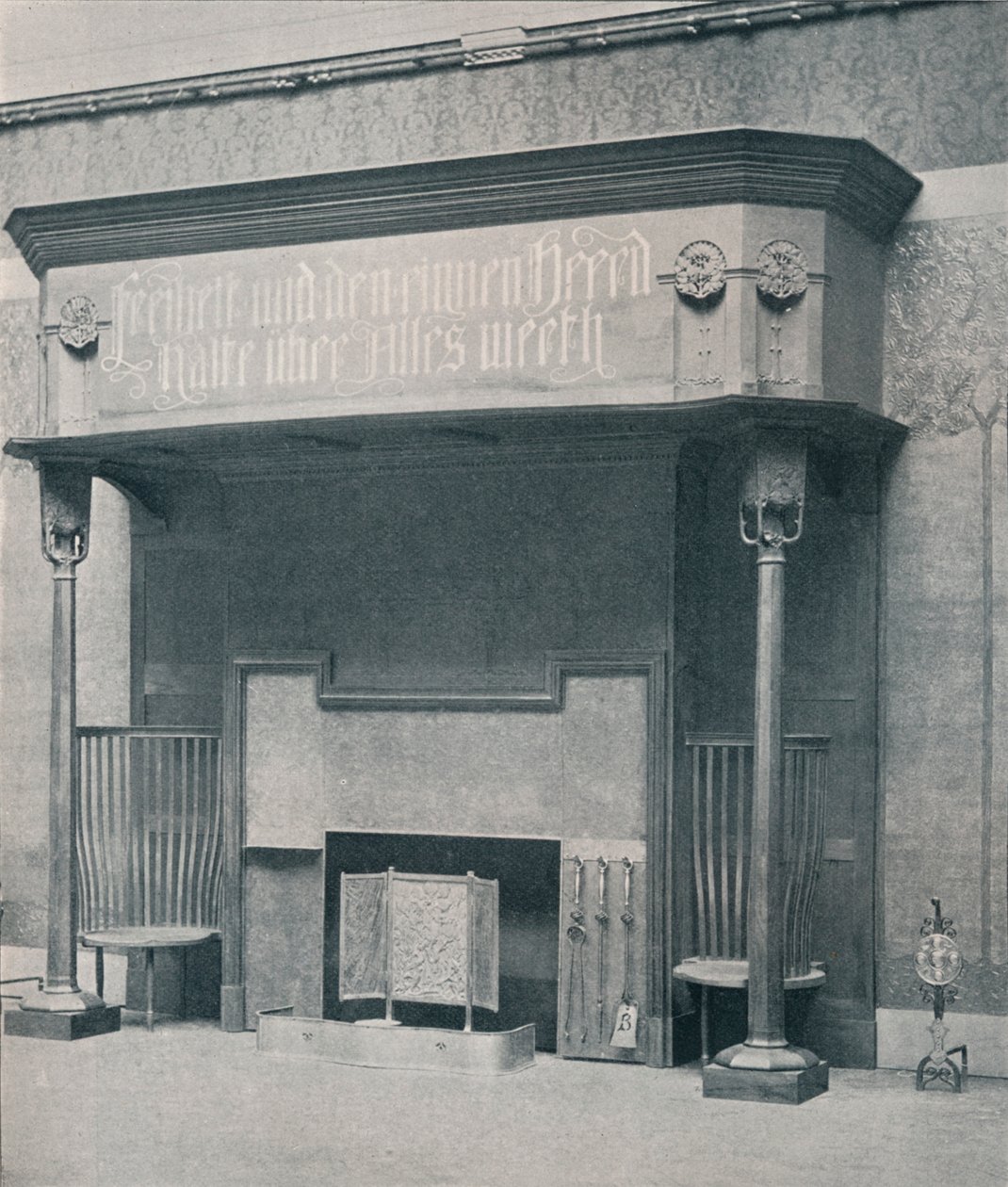 Peis designet av C. Harrison Townsend med utskjæring designet og utført av George Frampton, Kunstnere: George Frampton, Charles Harrison Townsend. av Charles Harrison Townsend