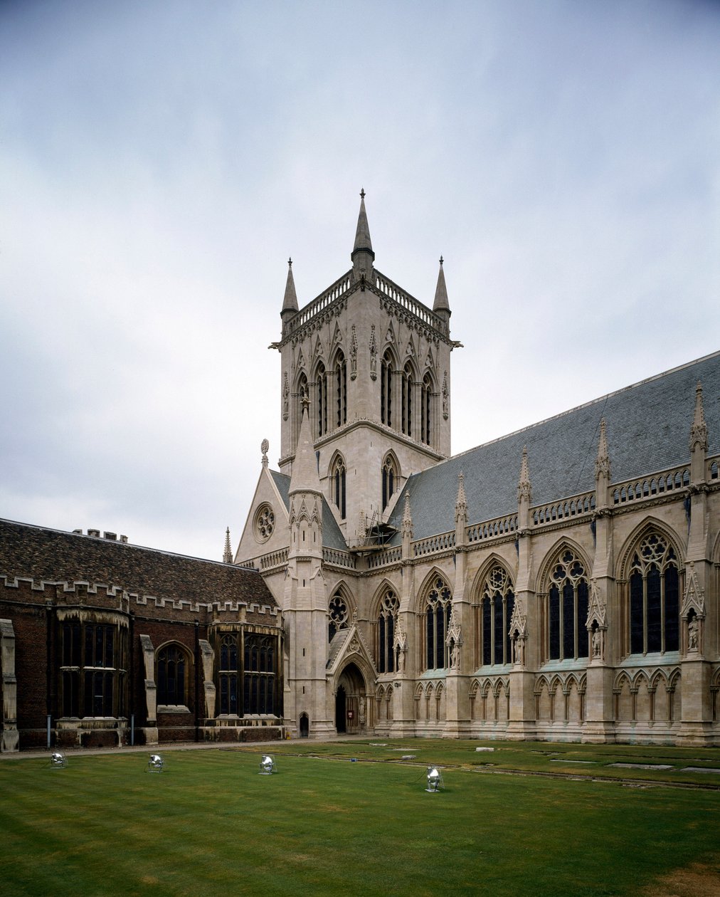 Gotisk kunst: utsikt over Saint John College grunnlagt i 1511 av grevinnen av Richmond. Kapellet ble bygget i 1864 på et prosjekt av Sir George Gilbert Scoot. University of Cambridge, England av George Gilbert Scott