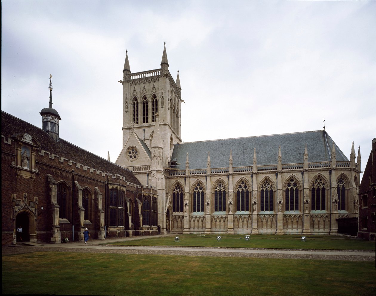 Gotisk kunst: utsikt over Saint John College grunnlagt i 1511 av grevinnen av Richmond. Kapellet ble bygget i 1864 på et prosjekt av Sir George Gilbert Scoot. University of Cambridge, England av George Gilbert Scott