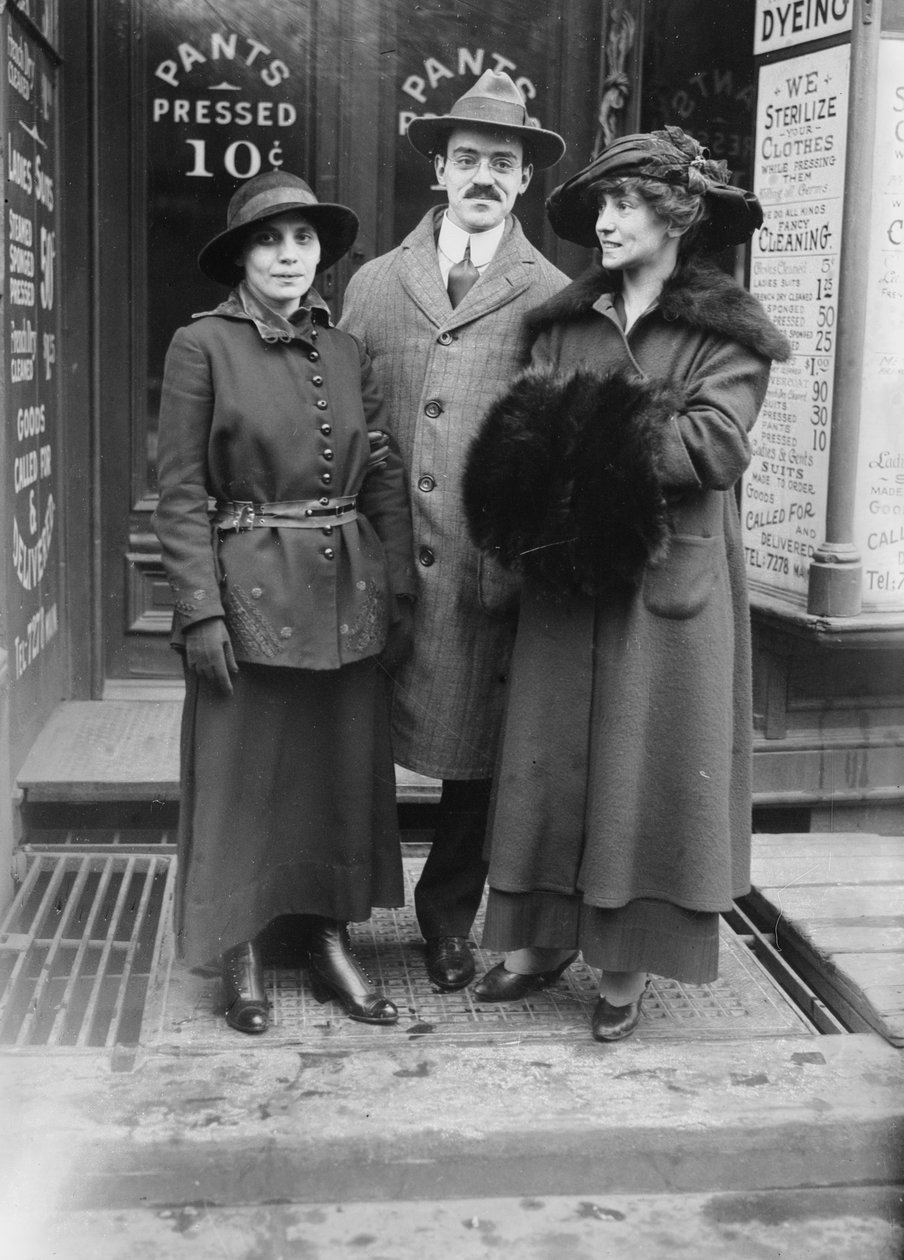 Fania Mindell, redaktør Harold Hersey og Marian Bloom sannsynligvis tatt under Bownsville-rettssaken, 1917 av George Grantham Bain