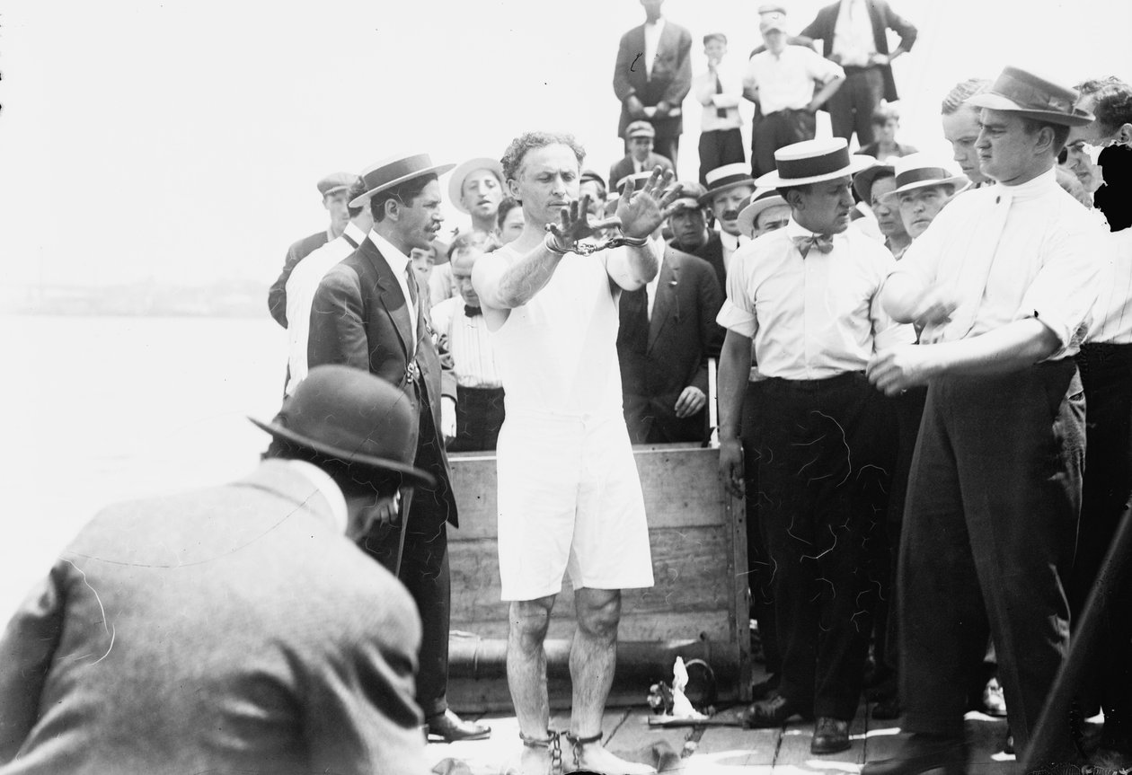 Harry Houdini ble satt i håndjern før han ble spikret inn i en kasse og senket ned i New York Bay, 1912 av George Grantham Bain