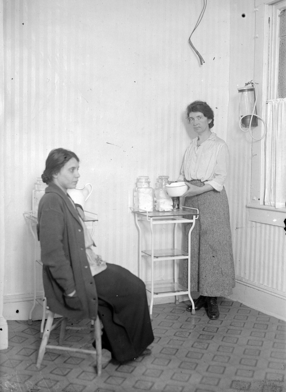 Margaret Sanger med sin kollega Fania Mindell, ved klinikken i Brownsville, Brooklyn, ca. 1916 av George Grantham Bain