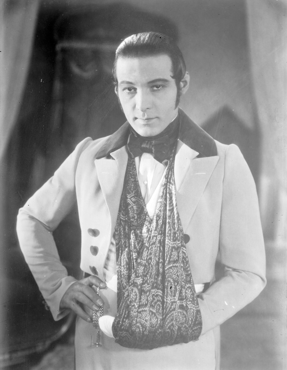 Valentino på settet til 'The Eagle' med armen i en slynge etter en bilulykke, ca. 1925 av George Grantham Bain