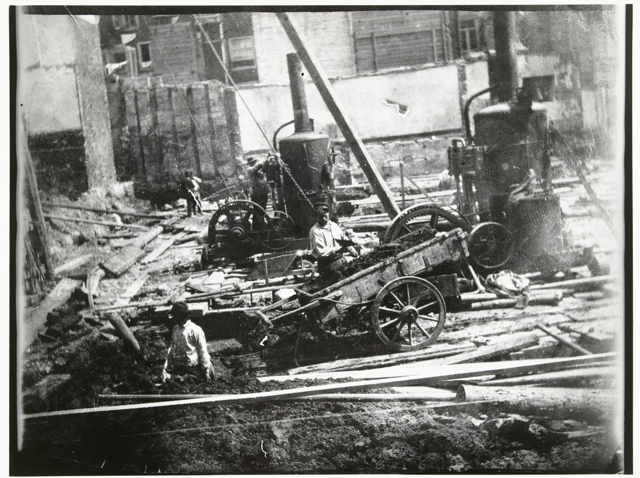 Byggeplass for det kommunale bade- og svømmeanlegget på Heiligeweg i Amsterdam av George Hendrik Breitner