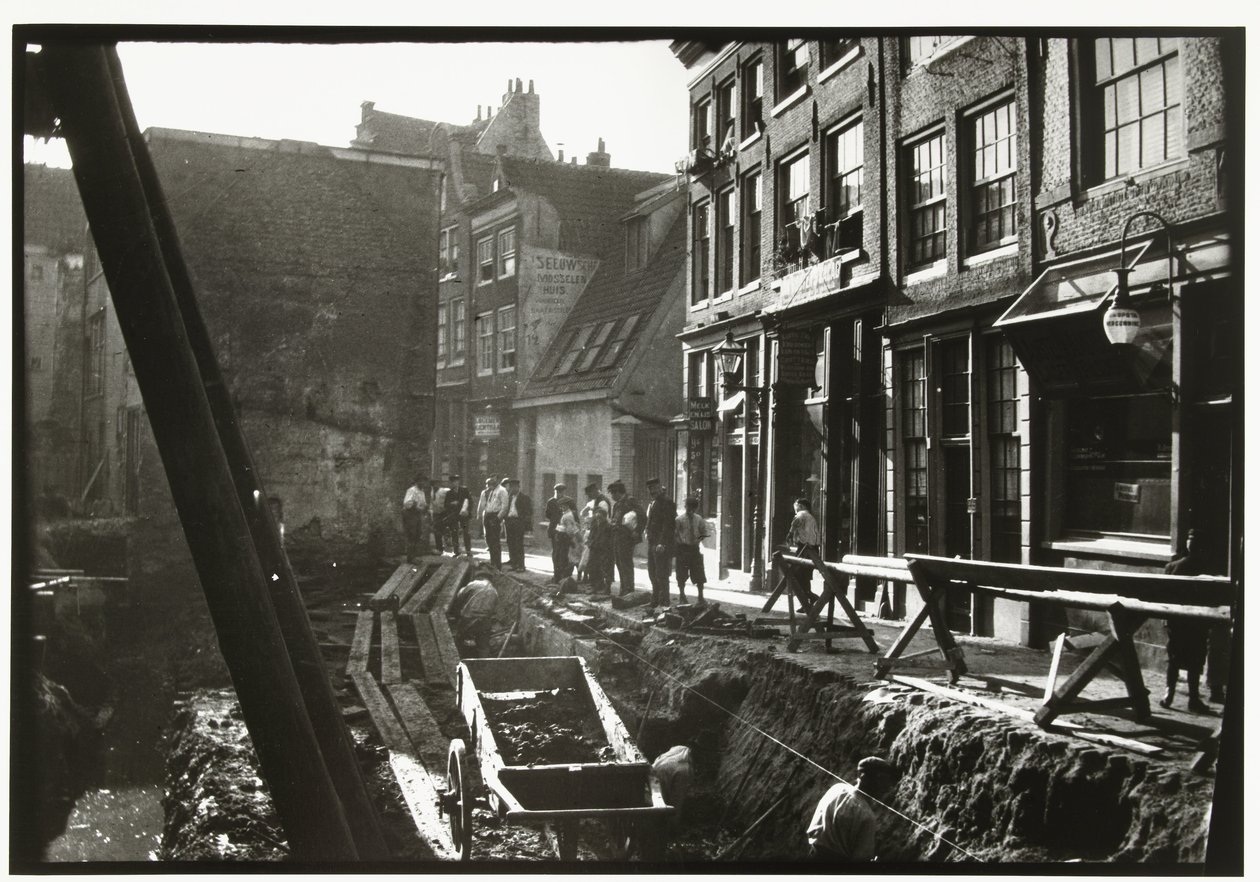 Bygningsarbeidere i og på en byggeplass ved Nieuwendijk i Amsterdam av George Hendrik Breitner