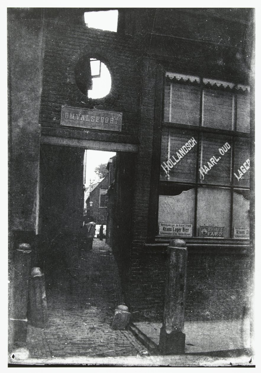 Utsikt gjennom Omvalspoort i Haarlem av George Hendrik Breitner