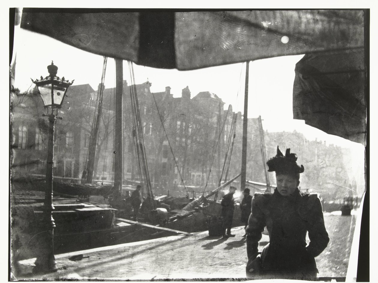 Portrett av en kvinne som går langs Prinsengracht i Amsterdam av George Hendrik Breitner