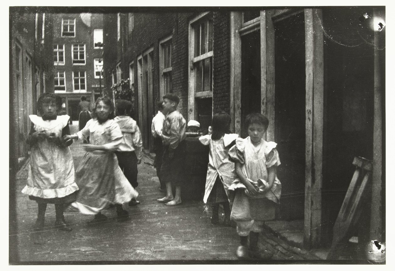 Lekende barn i en gate av George Hendrik Breitner