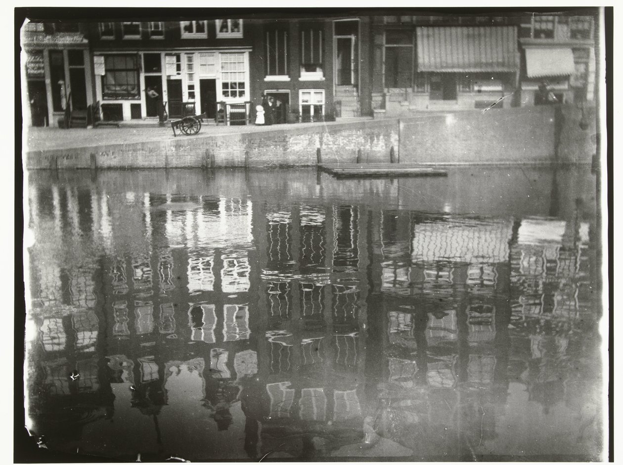 Refleksjon av kanalhus i vannet på Singel 377 til 385 i Amsterdam av George Hendrik Breitner