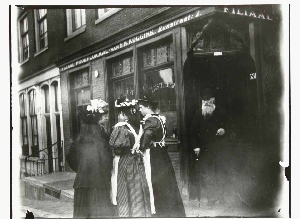 Fire unge kvinner på gaten foran smaksrommet Koggink i Runstraat i Amsterdam av George Hendrik Breitner