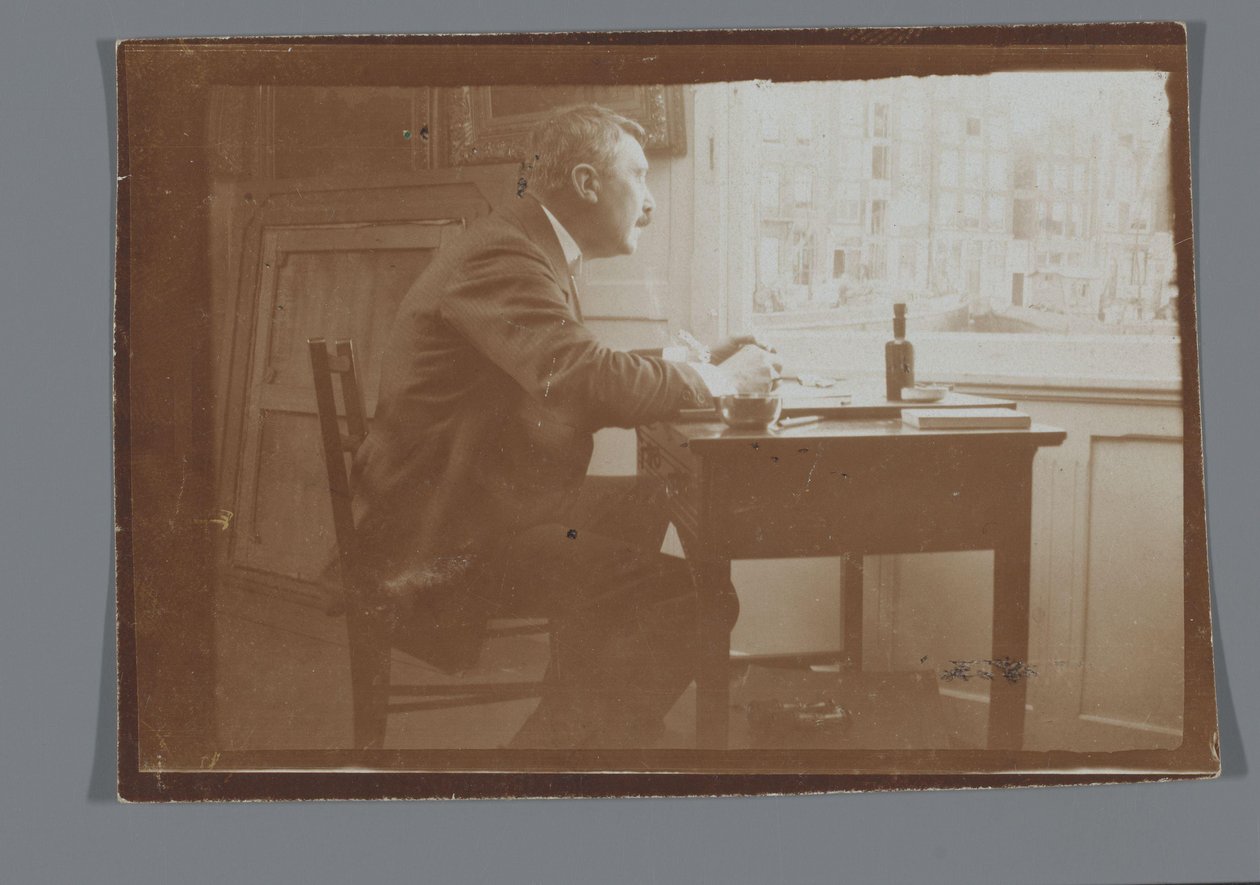 Willem Witsen ved et skrivebord i båten sin av George Hendrik Breitner