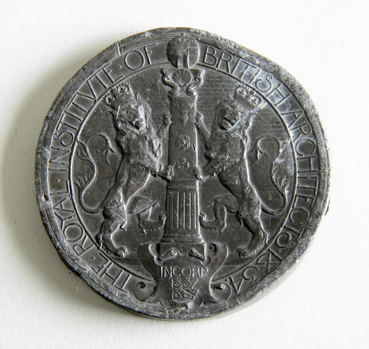 Royal Institute of British Architects-medalje tildelt for essayet og målt tegning, 1907 av George James Frampton