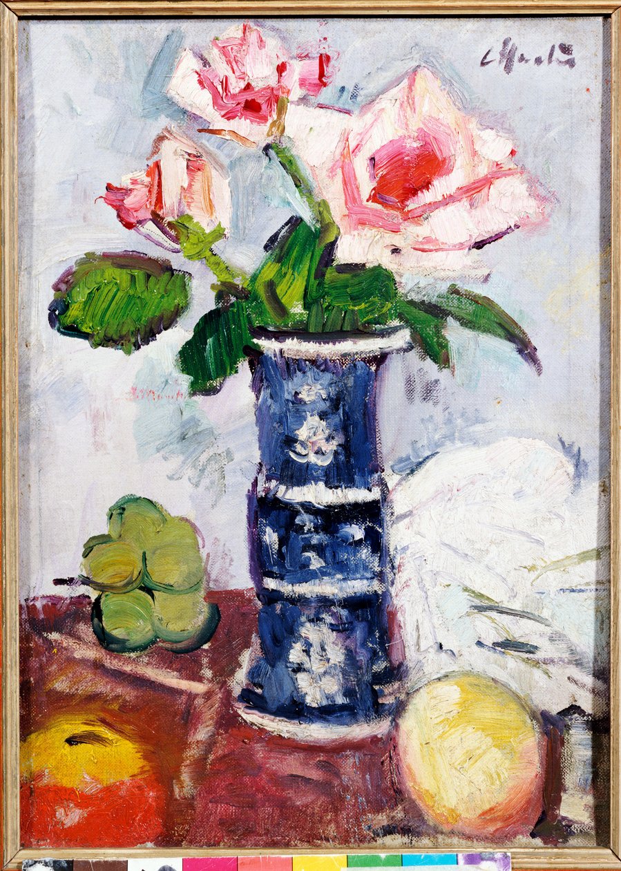 Rosa roser i en kinesisk blå og hvit Gu-formet vase av George Leslie Hunter