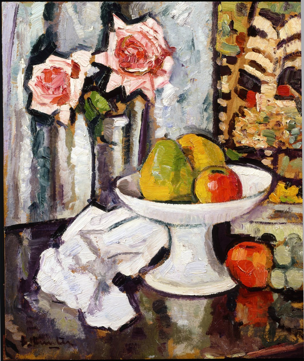 Stilleben med skål med frukt og en vase med rosa roser av George Leslie Hunter