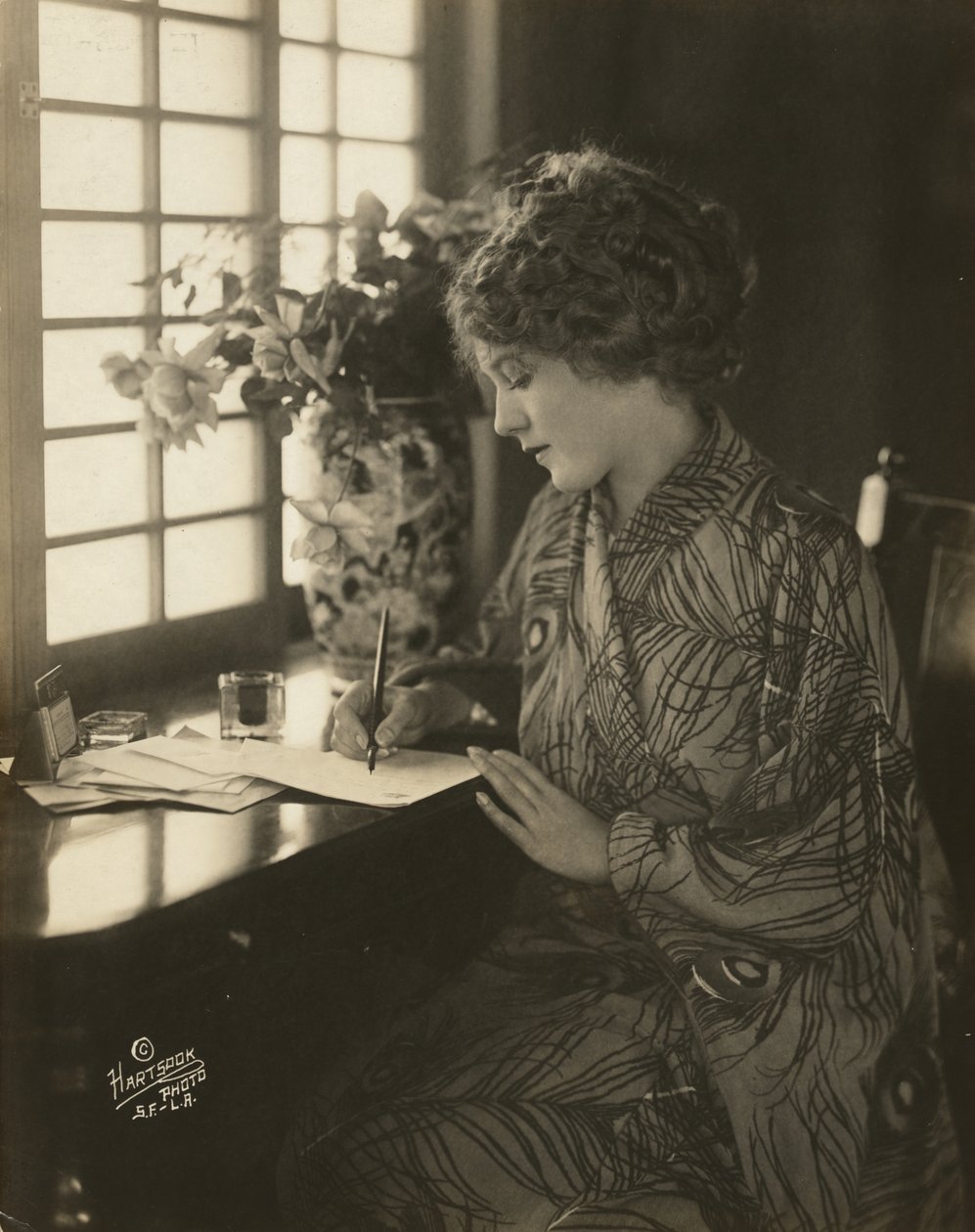 Mary Pickford, iført kimono, skriver ved et skrivebord, ca. 1918 (s/hvitt-bilde) av Bartolome Esteban and studio Murillo