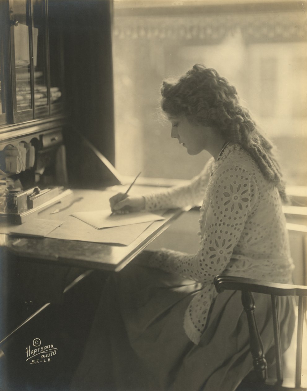 Mary Pickford skriver ved et skrivebord, ca. 1918 (s/hvitt-bilde) av Bartolome Esteban and studio Murillo