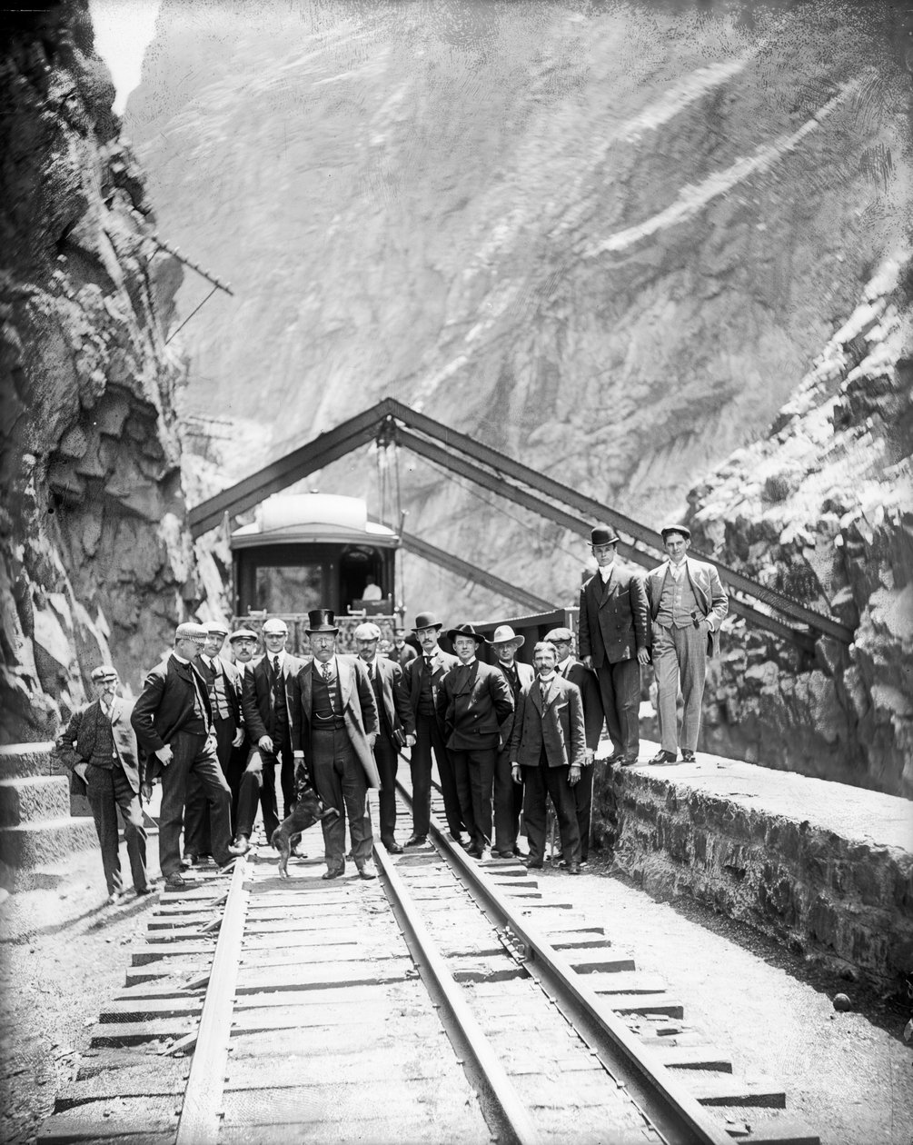 Hanging Bridge - President Theodore Roosevelt og fest i Royal Gorge of the Arkansas River, 8. mai 1905 av George Lytle Beam