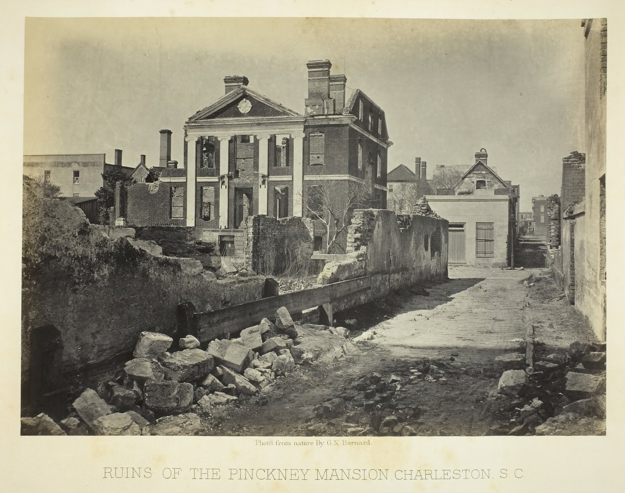 Ruinene av Pinckney Mansion, Charleston, S.C., 1865. av George N. Barnard