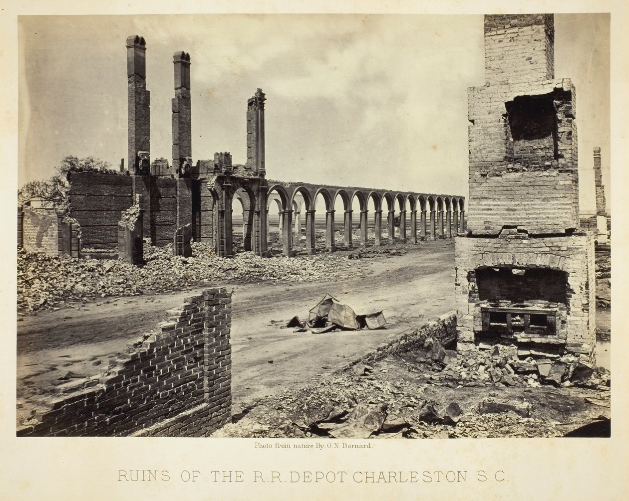 Ruiner av jernbanedepotet i Charleston, South Carolina av George N. Barnard