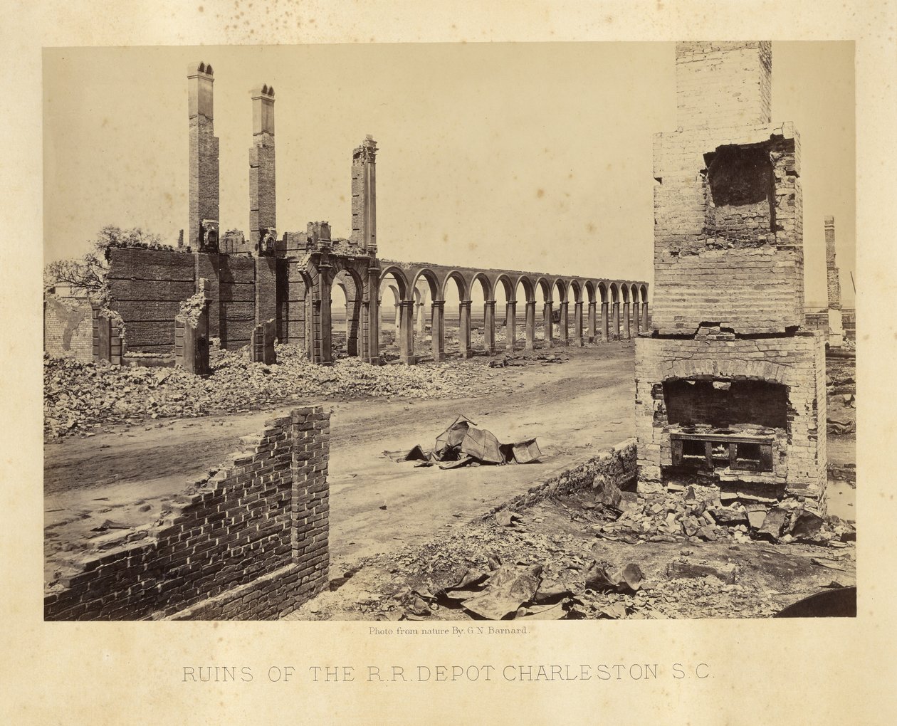 Ruiner av jernbanedepotet, Charleston, Sør-Carolina av George N. Barnard