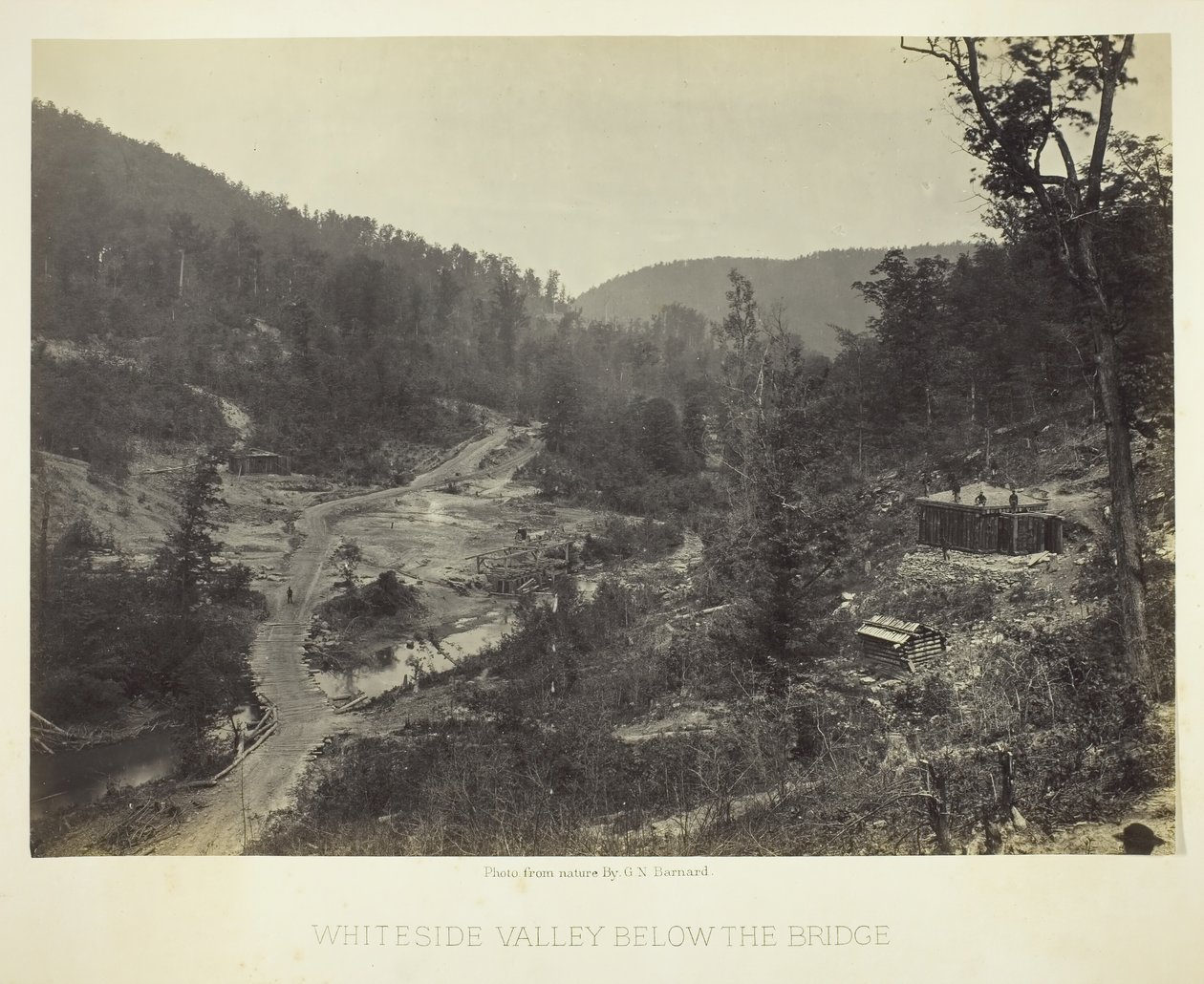 Whiteside Valley under broen, 1864. av George N. Barnard