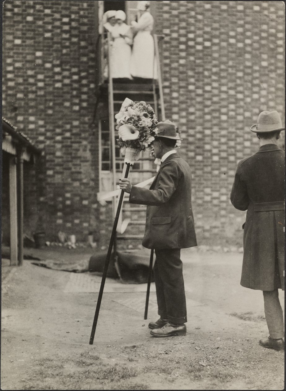 En mann som holder tutti-stenger under Hocktide-festivalen i Hungerford av George R. Long