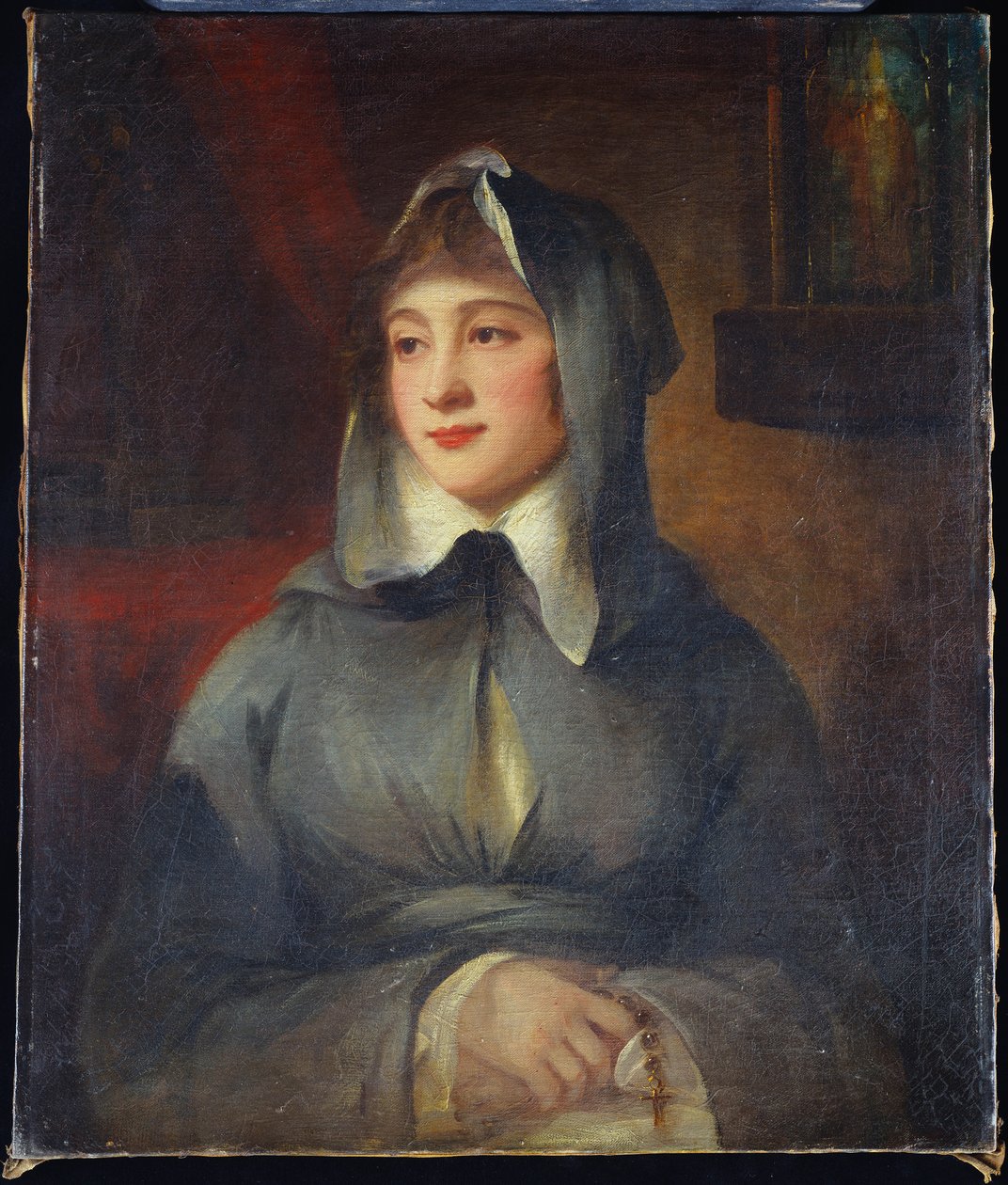 Portrett av en dame, halv lengde, som en nonne, som holder en rosenkrans, ved en helligdom i et interiør av George Romney