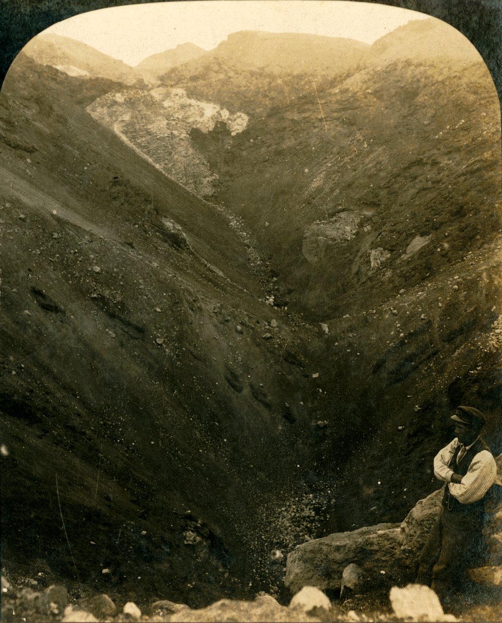 Et krater fra Mount Tarawera, New Zealand, c1909. av George Rose