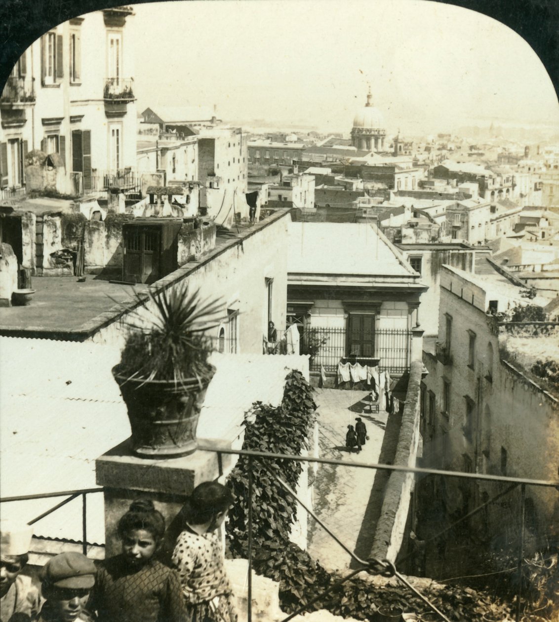 Fra åsene i Napoli, Italia, c1909. av George Rose