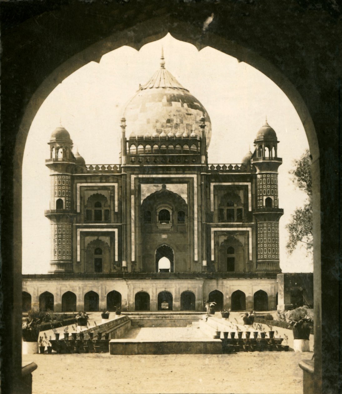 Safdarjungs grav, Delhi, India, c1909. av George Rose