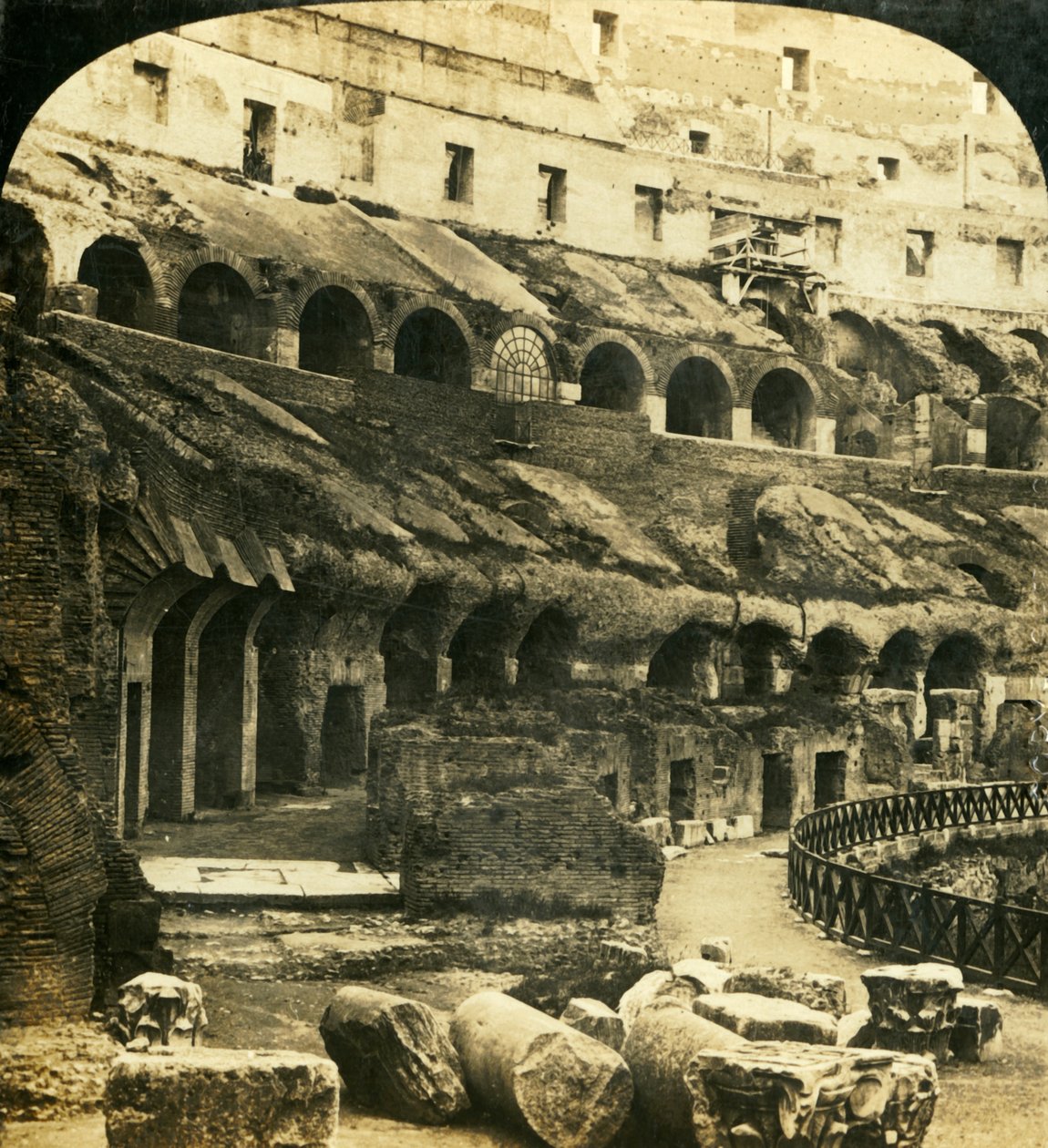 Interiøret til Colosseum, Roma, Italia, c1909. av George Rose
